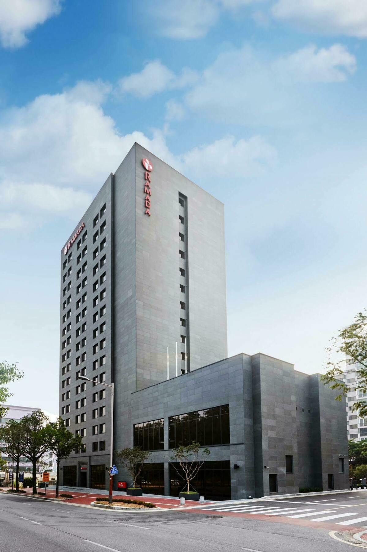 Ramada By Wyndham Gunsan Hotel Exterior photo